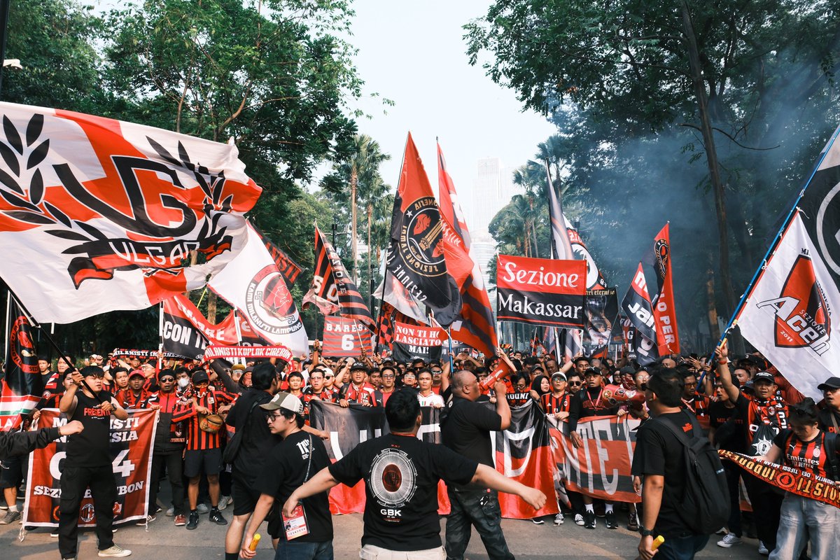 MilanistiOrId's tweet photo. Bisa-bisanya ditanya: merah-hitam kemana? 😑

#ACMilan #MilanistiIndonesia #SanSirokanGBK https://t.co/f9ZofZ8kV0