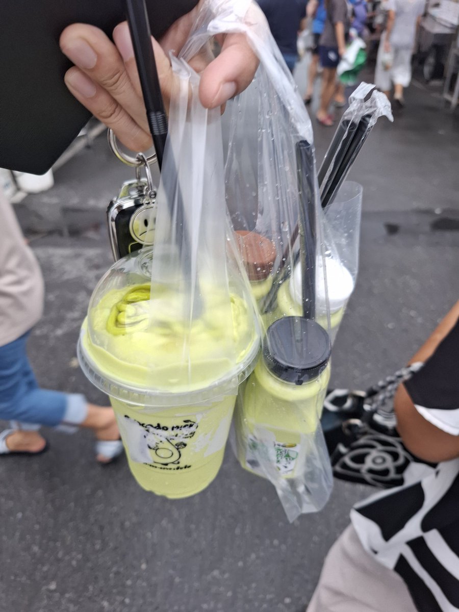 plus_pos's tweet photo. ฝนตกก็จะกิน 😆 https://t.co/gBNxp7Aiek