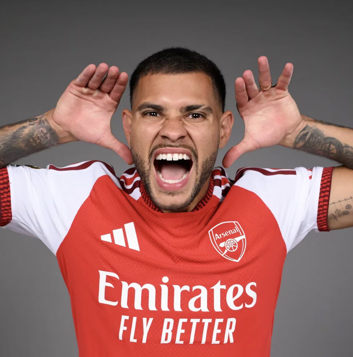 Arsenal_FRA's tweet photo. ❤️🤍🗣️ Bruno Guimarães : 

« Je veux graver mon nom dans l'HISTOIRE du club. 🏟️

Et un jour, quand je partirai, je veux que les joueurs qui arrivent se disent 👇 : 

"Je veux faire EXACTEMENT ce que Bruno a fait avec le club." » 

Quelle déclaration 🤩 https://t.co/VBMLEi9Ig0