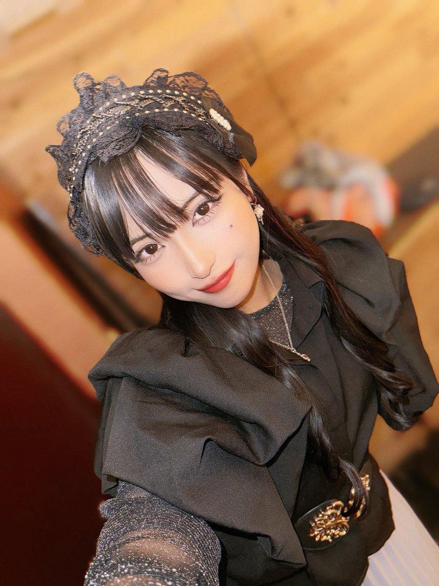x_uyumetal_x's tweet photo. 今回の御衣装は…
「所持している私服の中で一軍なコーデ」ということで
“METALに触れたことがなさそうな淑女”をテーマにお届けしましたですのよ😘

爽人にMCを託すとほわ〜っとした雰囲気になるのに、LIVEはファンキー☆パッションだったね（？）
これからもｷﾞｬﾝｷﾞｬﾝ弾き続けてね！🌱
改めておめでとう!!最高のギタリスト🤟 
#ManaDiagram