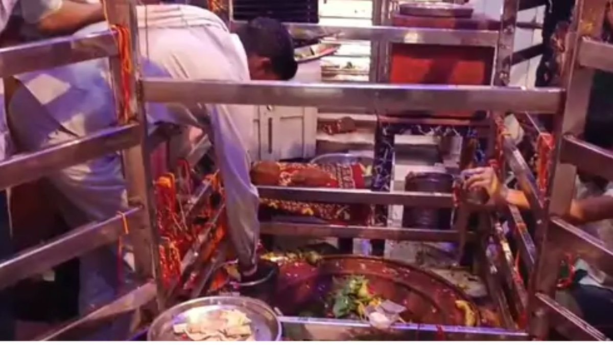 ritamapp_'s tweet photo. सैंपऊ महादेव मंदिर में उमड़ी भक्तों की भीड़: श्रद्धालुओं ने भगवान शिव का जलाभिषेक कर सुख-शांति और समृद्धि की कामना की

राजस्थान के धौलपुर स्थित राज राजेश्वर महादेव मंदिर में 8 अगस्त को भगवान भोलेनाथ के दर्शन और पूजा-अर्चना के लिए श्रद्धालुओं की भारी भीड़ उमड़ी। सुबह से ही मंदिर परिसर में दूर-दराज से आए भक्तों का तांता लगा रहा। 

श्रद्धालुओं ने भगवान शिव का जलाभिषेक कर परिवार की सुख-शांति, उत्तम स्वास्थ्य और समृद्धि की कामना की। मंदिर परिसर में श्रद्धालुओं ने भगवान शिव के जयकारे लगाए, जिससे माहौल भक्तिमय बना रहा।