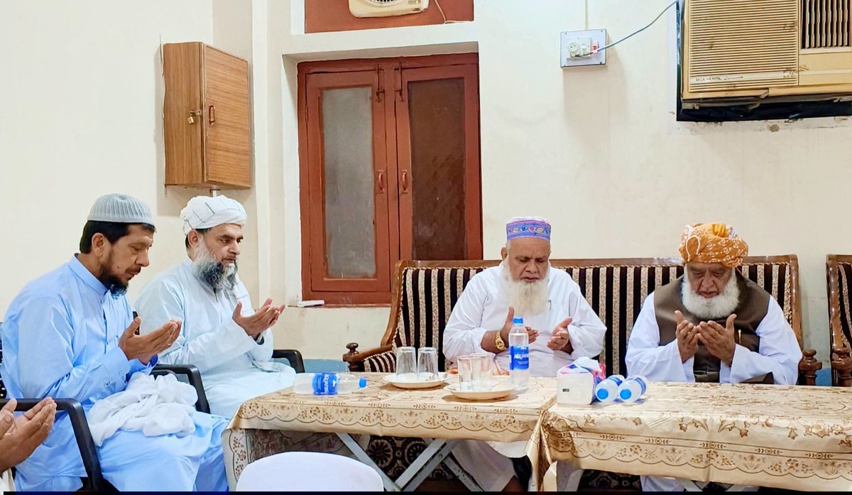 Talk2zahidM's tweet photo. ملتان : قائد جمعیت مولانا فضل الرحمان صاحب ناظم اعلی عالمی مجلس تحفظ ختم نبوت مولانا عزیز الرحمن جالہندری رحمہ اللّٰہ کے انتقال پر تعزیت کرتے ہوئے
قائم مقام امیر جمعیت علماء اسلام پنجاب مولانا محمد صفی اللّٰہ، ضلعی امیر مولانا مفتی عامر محمود ہمراہ
#MMSafiullah #JUIDigitalMediaCellPunjab #MaulanaFazlurrahman #JUI #TeamJUIPunjab