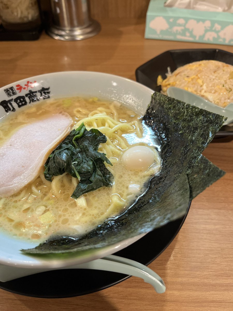 tetsu7188's tweet photo. 今日は仕事だったから明日からお盆休み✨
町田商店行って今からレイトショーでキングダム観る😊
何気に町田商店初めて食べた😁 https://t.co/1pJtG6qev6
