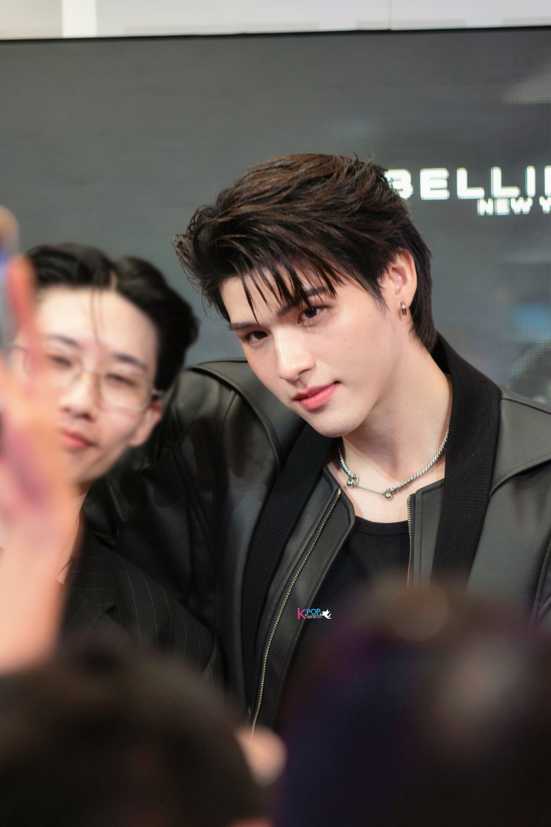 MyKpopHuntress's tweet photo. macam-macam pose by Khun Sky 😘

260808 SKY WONGRAVEE @ SUNWAY PYRAMID 🇲🇾 for MAYBELLINE 💅💜

SKY X MAYBELLINE MATTE MAX

#MaybellineMalaysiaXSky #MaybellineMYwithSky #Maybelline
#MaybellineMalaysia #GoMaxOrGoHome
#skywongravee https://t.co/yrLGbwQc7k