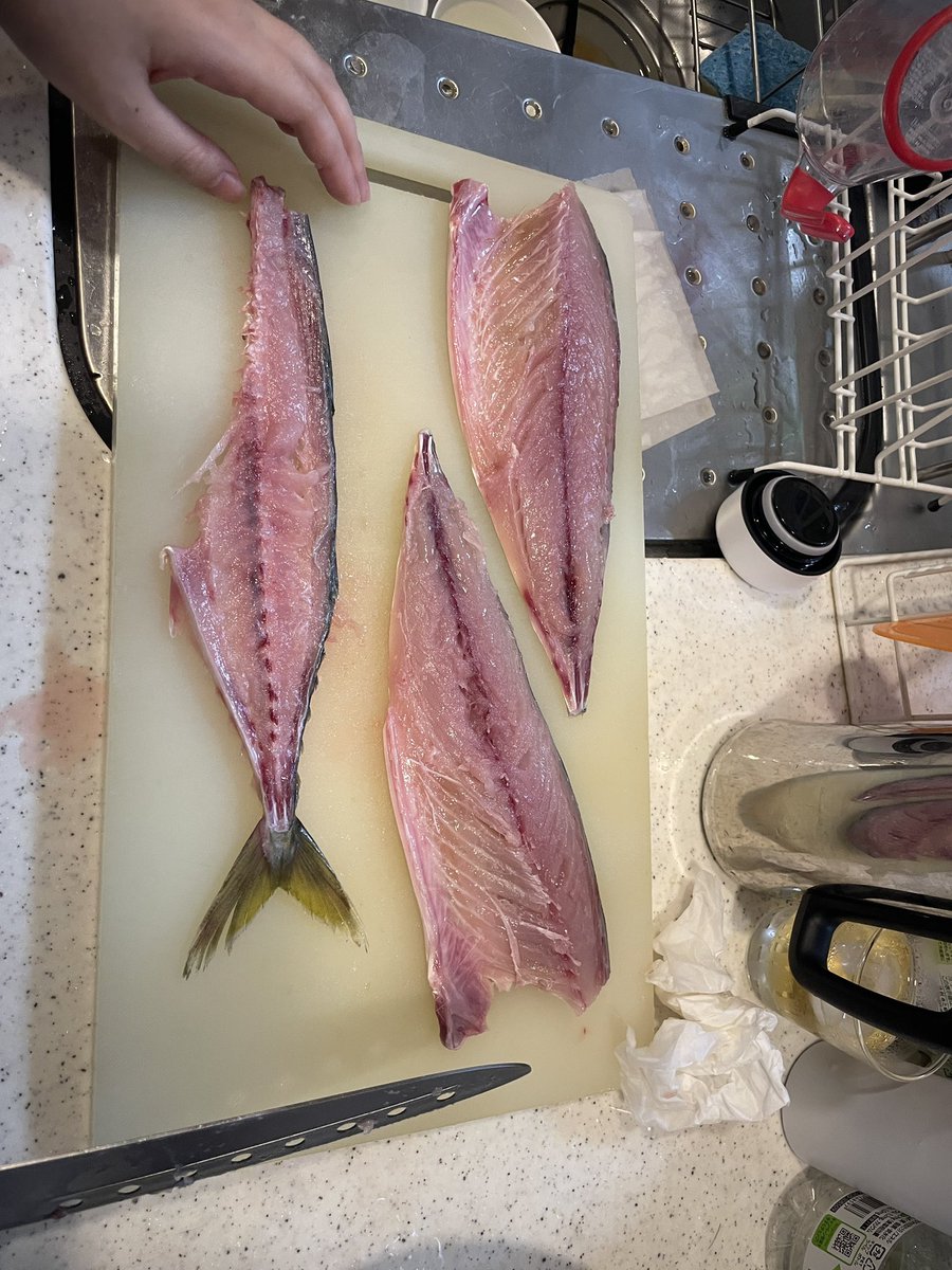 camera_1225's tweet photo. せや、サバ捌いて、味噌煮としめ鯖作ってん。

それだけ✋(*｀ω´*)ﾄﾞﾔｯ

しめ鯖だけはもっと上達する…塩抜きが甘かった… https://t.co/B1uVWtak3L