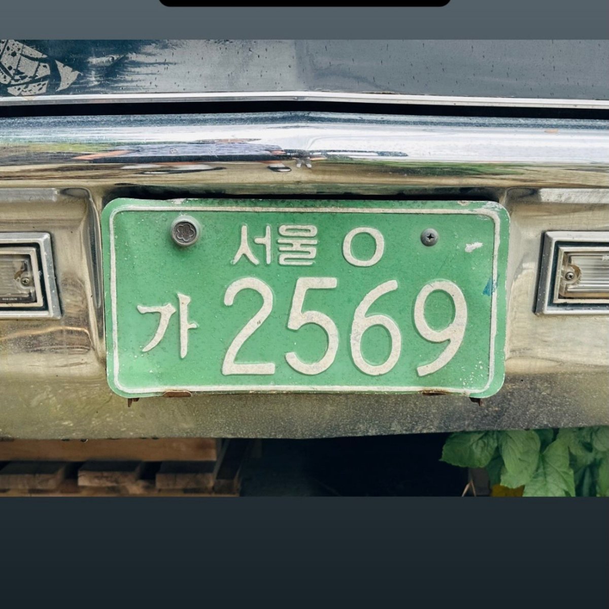 Simamura_XV70's tweet photo. 1970年から1991年までは、輸入車には「0」ナンバープレートが使用されていました。

その後、この制度は廃止され、すべての「0」ナンバープレートは抹消・無効化されました。

ところが最近、その「0」ナンバープレートを装着した車両が発見されました。

今でも残っていること自体が奇跡です……。 https://t.co/13XxpgWUXh