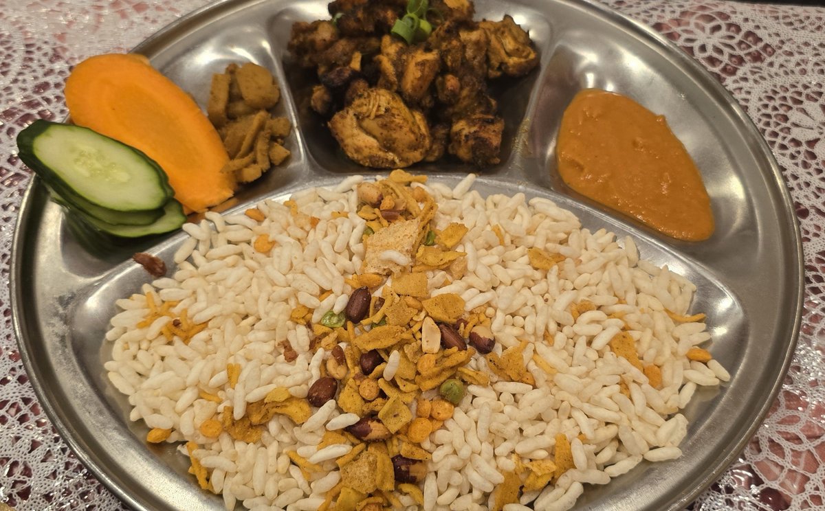 currymemorandum's tweet photo. 最近のお気に入りサンディープで、初めてターシセットを注文。どんな料理か訊いたら、日本語でうまく説明できず、おしょうゆ皿にブジャとチウラを盛って見せてくれました。
調理中、店中にチキンセクワの煙が充満💨火災報知器なりそぅ笑
#インド・ネパール料理 
#ターシセット
#サンディープ
#寝屋川 https://t.co/AeVDvw3tDG