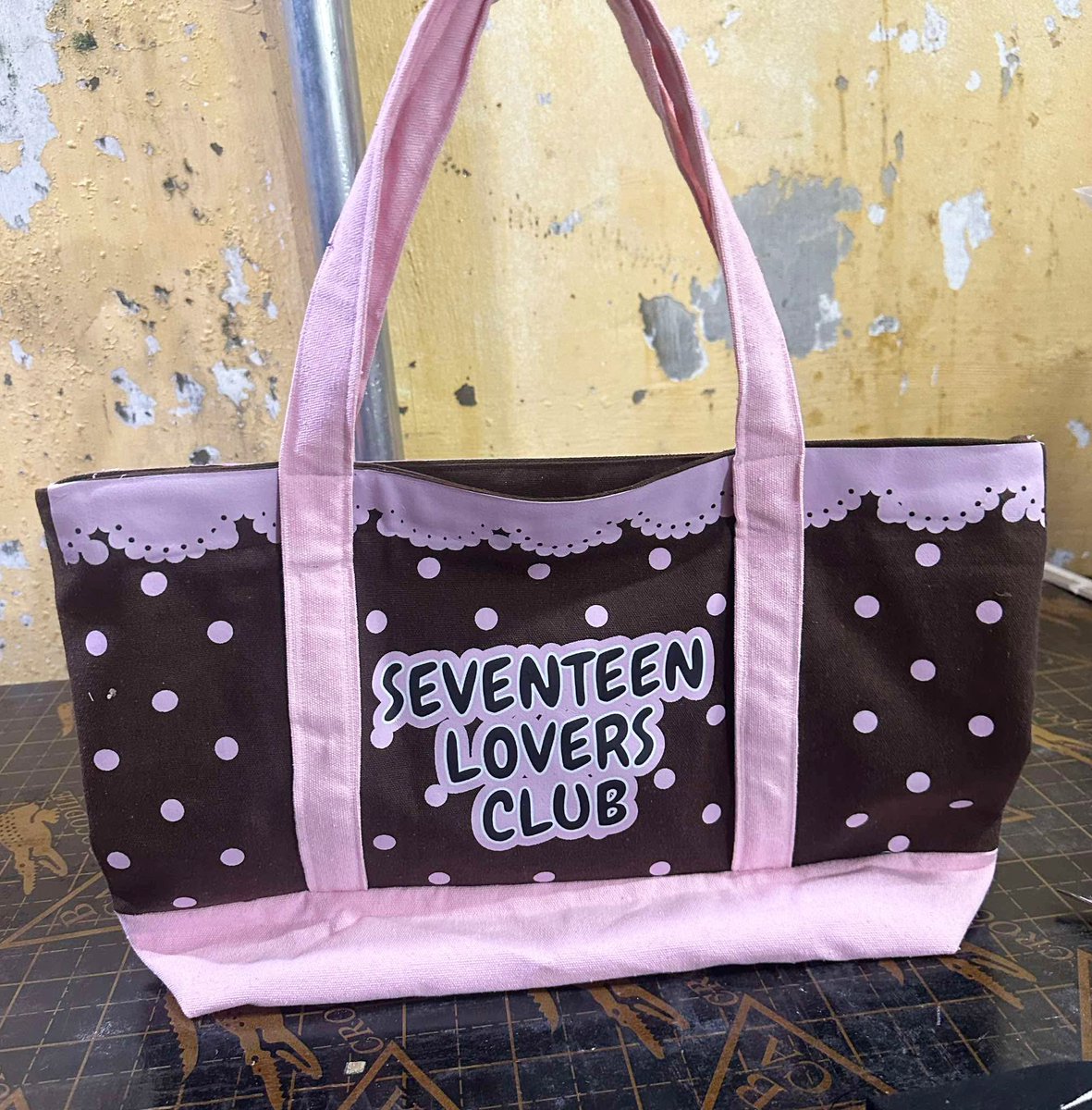 kwoozing's tweet photo. #loversclubbakery

manuf sent me the sample pics of the tote bag! so cutie so much excited na me once ma reach yung quota 🥺🩷🤎

no joke guys na eexcite talaga ako HAHAHAHAHA kaya ano pa inaantay niyo mag place order na kayo 🙂‍↕️

t. seventeen svt tote bag

[FRONT AND BACK] https://t.co/GrbKGa59hM