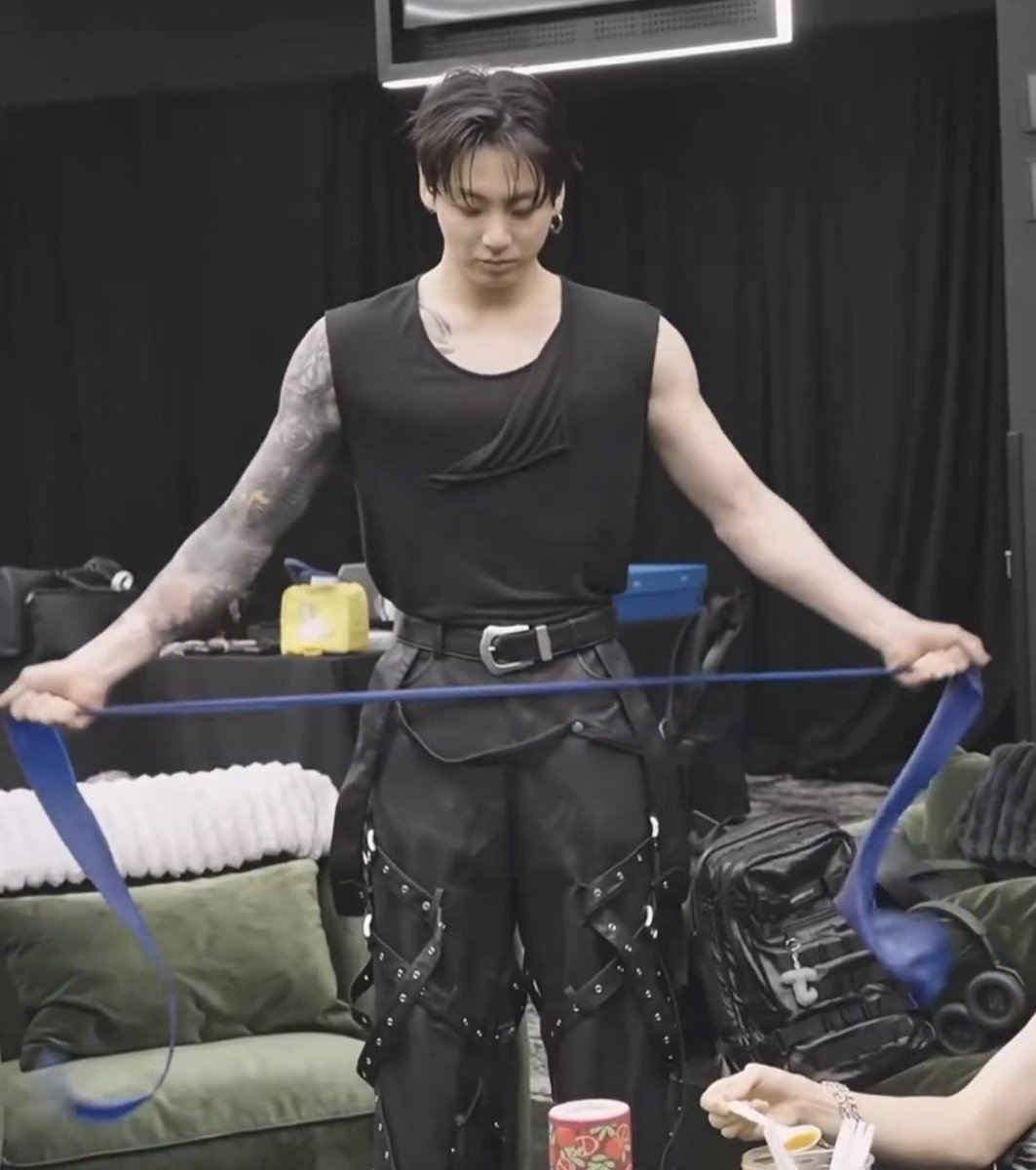 lolitavkoo's tweet photo. waist is tiny waisting https://t.co/12gOnp0WaW
