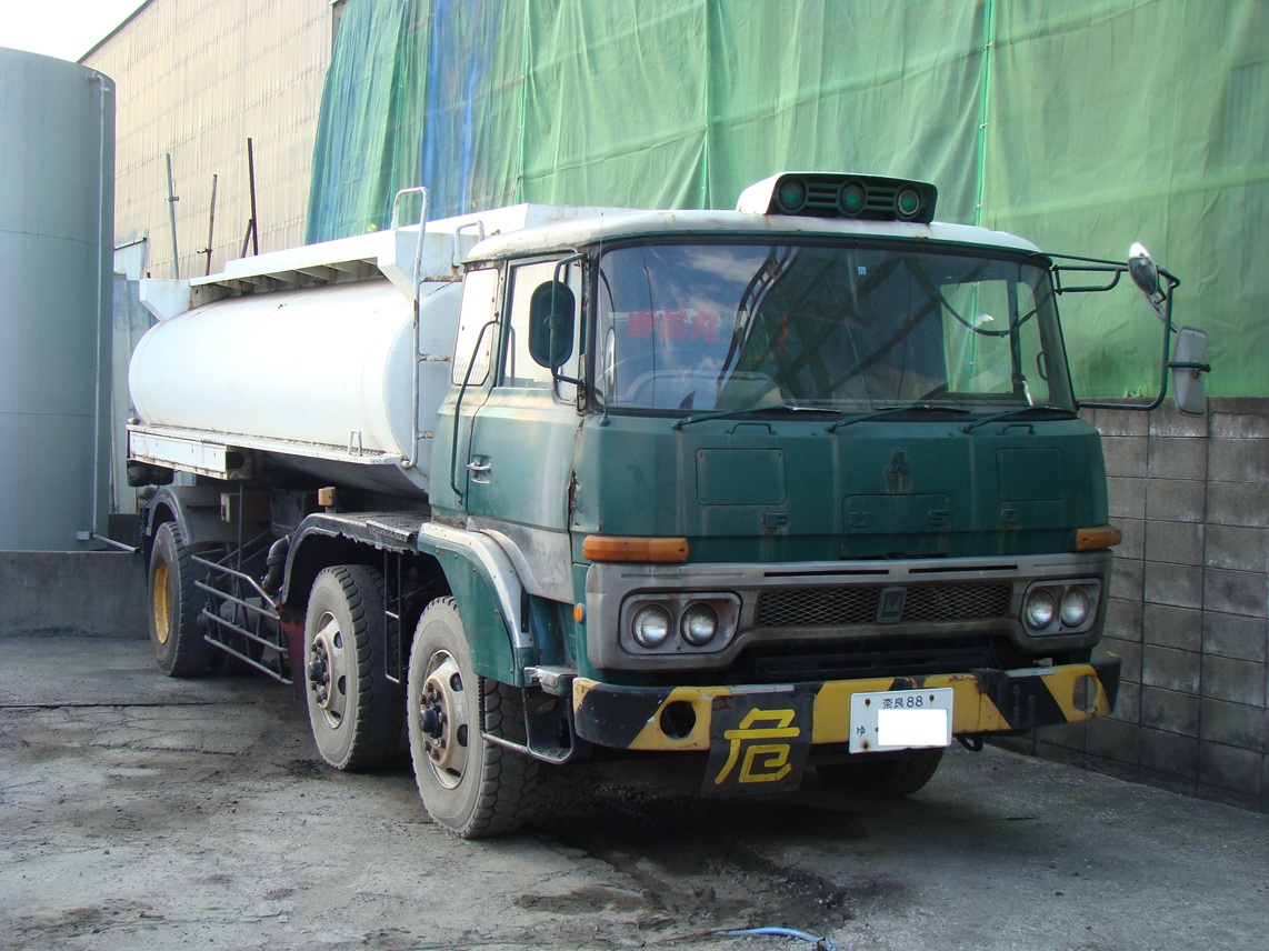 series9300's tweet photo. 末広がりの日という訳で、これからも現役でいていただかないと！という車。
ふそうの大型のローリー。70年代のもの。
はじめてみることができたのが2012年、社長に許可をいただいて接写。
さらに５年ほどしてたまたま通りがかると、なんとリペイントされてました。 https://t.co/GK613bxYCJ