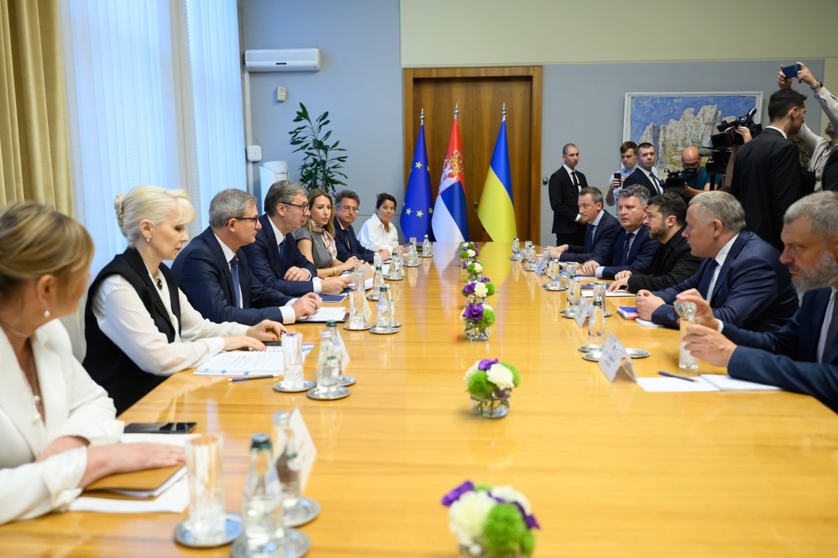 ZelenskyyUa's tweet photo. Під час зустрічей із Президентом Сербії Александром Вучичем сьогодні та вчора говорили про конкретні речі, які можуть додати міцності нашій інфраструктурі – портам і залізницям в обох країнах, про розвиток економік, відбудову та створення робочих місць в Україні та Сербії. Працюємо, щоб уже до кінця цього року підготувати все для укладання угоди про зону вільної торгівлі.

Окремо обговорили ��иклики прийдешньої зими, коли через російські удари в Україні практично не залишилося цілих теплових електростанцій і ворог націлений на те, щоб зробити життя людей нестерпним. Що б не відбувалося, треба давати людям усі можливості жити, тому наша енергетична співпраця має велике значення. Дякую пану Президенту за конструктивний діалог і новий пакет гуманітарної підтримки для України, зокрема у сфері медицини та енергетики.

Також торкнулися відносин із Євросоюзом. Будемо раді, якщо шлях Сербії в ЄС прискориться. Важливо, щоб кожен народ у Європі отримував чіткий сигнал, що він Європі потрібен і що нікого не можна втратити.