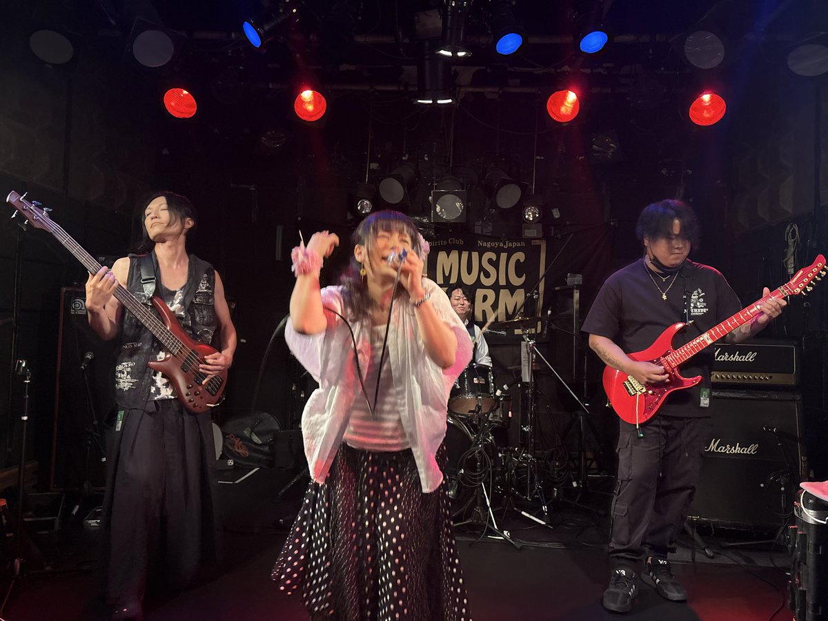 RED69FALCON's tweet photo. @creamyrain417 @abshinx @Eternallyのライブを観てきた！
カッコよかったぜ！
Vocal Kanaの透き通る声はバンドに華と色をつけてたよ。彼女の声はまるで清流のようだ。シンさん率いるバンド隊も力強く洗練されたサウンドだった。

要チェックすべし✨

そしていいショーをありがとう😌 https://t.co/OZ5sYpEmJo