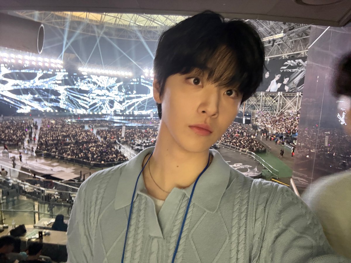 fallinBLD's tweet photo. 저 옷 입고 갔어?🥹
아 예뻐 https://t.co/DQ9iXkDmB4
