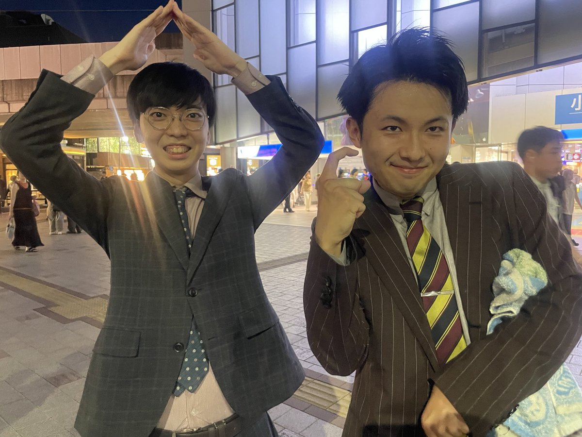 tomitosatonanda's tweet photo. 手売りきていただきありがとうございました
エグい速さの2人と高速ぷりんと芸人辞めた静が差し入れくれました
エターナルラブです
ろまんが信じられないT着てました https://t.co/ksW9vxHOqG
