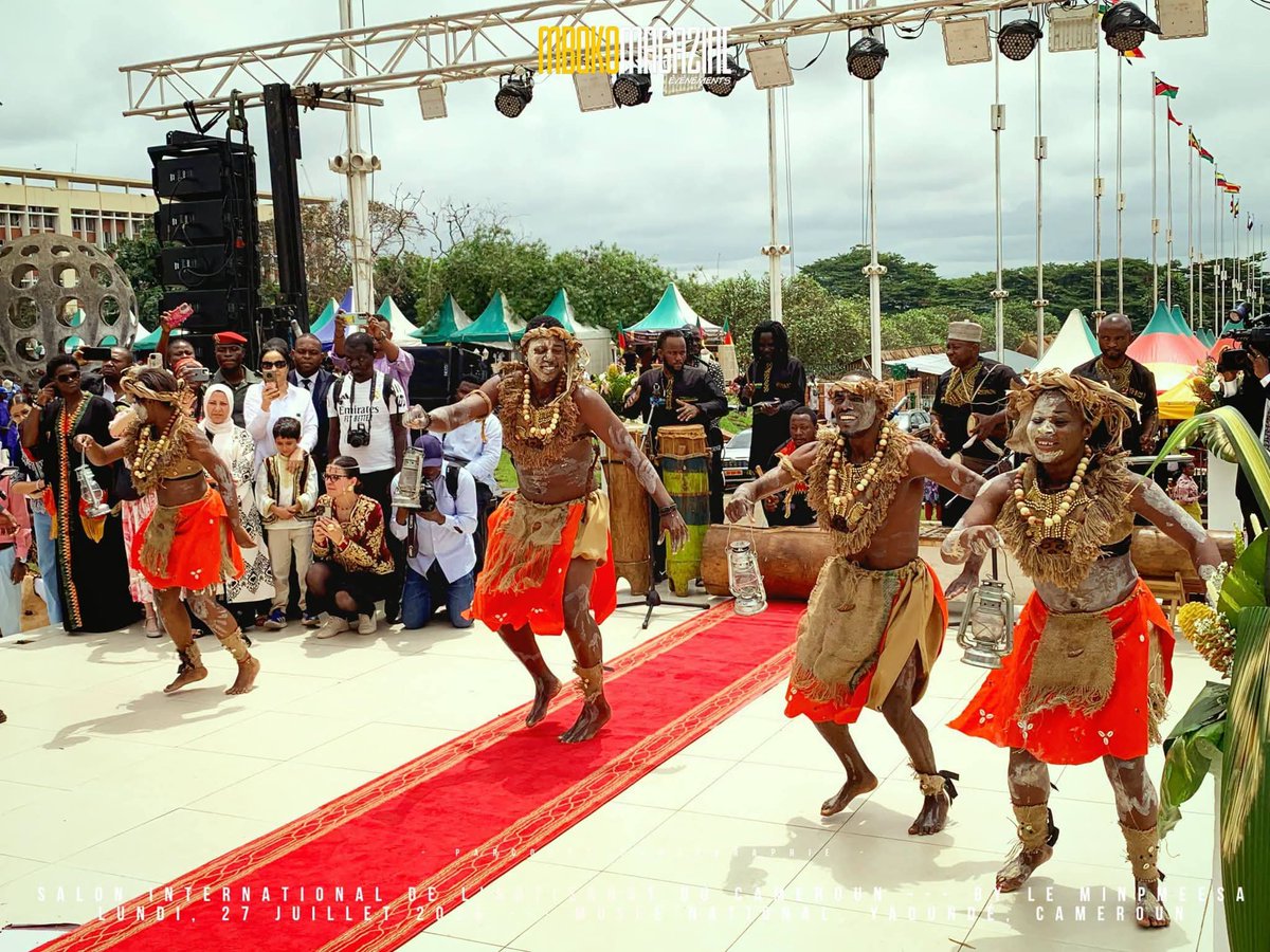 TheCameroonianZ's tweet photo. 9ᵉ édition du Salon International de l’Artisanat du #Cameroon (SIARC) :

- 665 artisans mobilisés, dont 600 nationaux et 65 internationaux ;

- pays représentés = #Cameroun, Algérie, Côte d’Ivoire, Sénégal, Mali, Djibouti, Bénin, Maroc, Congo et RCA.

*Plus de 20 000 visiteurs. https://t.co/eOvj7HfP4I