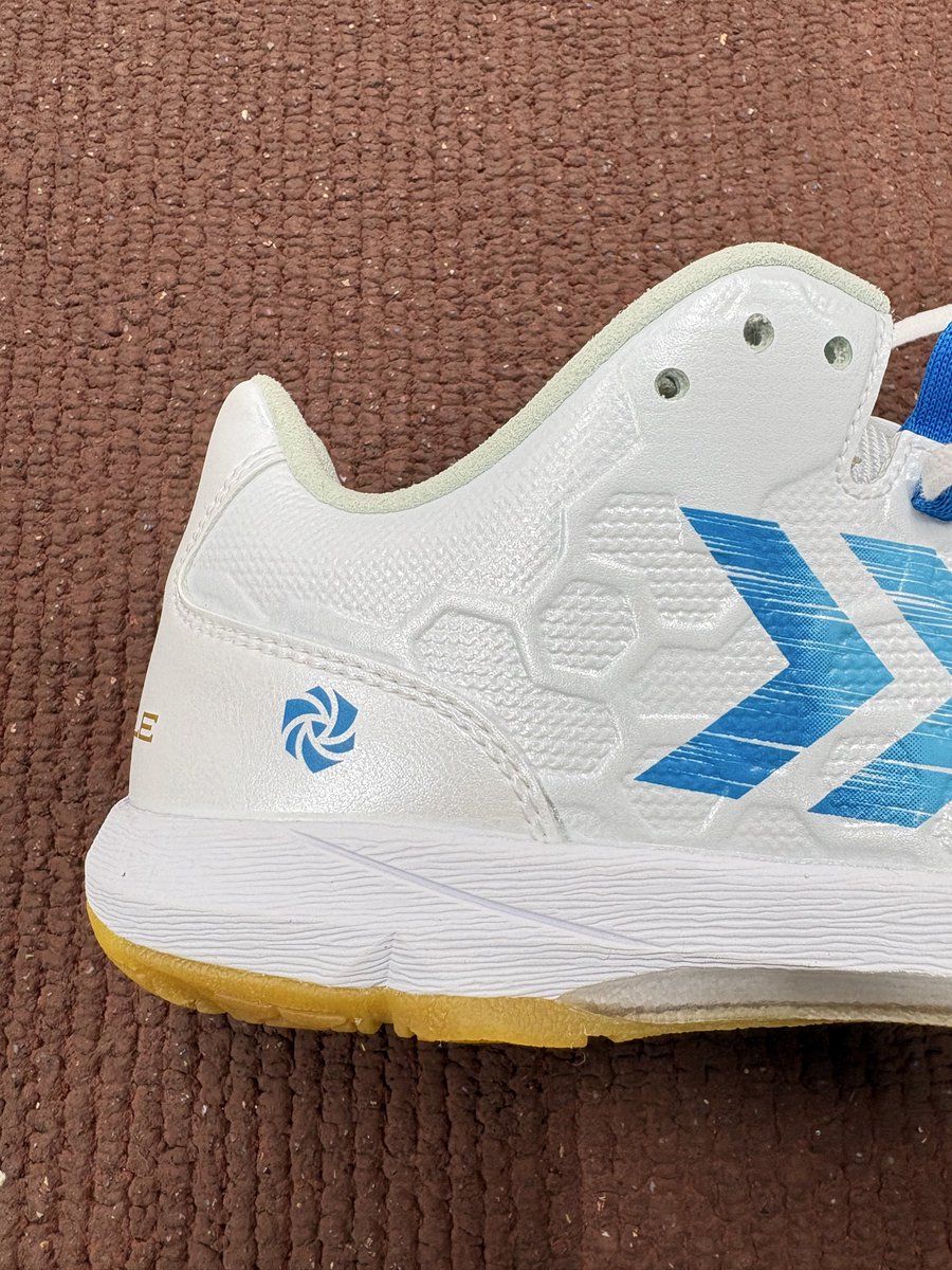 KKishispo's tweet photo. #hummel #APICALE
世界が変わる"ブレない"かかと
アピカーレ6.0 ELITE 発売開始🔵⚪️
https://t.co/3TfTKBEAM5
✅グリップ力・フィット感に優れ、新機能による軸足の安定性がアップ
✅トップモデルにして、レギュラー・ワイドの2ウィズ展開 https://t.co/yfGQNtDk4f