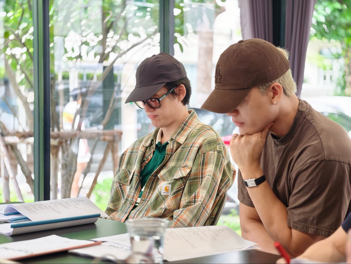 RoundOneSeries's tweet photo. READ THROUGH | ROUND ONE BEGINS!!
8.8.26 วันดีๆ ที่พวกเราได้มาอ่านบทกันแล้วครับ!! ฝากเป็นกำลังใจกันต่อให้กับนักแสดง ทีมงาน และผู้กำกับของ “Round One รักวนกับคนเดิม" ด้วยน้าาา 🥊📸

#RoundOneSeries #GMMTV
@Josswayar @gawincaskey @mmarkpkk @Tpkkrubs https://t.co/DNf7a8YNgW