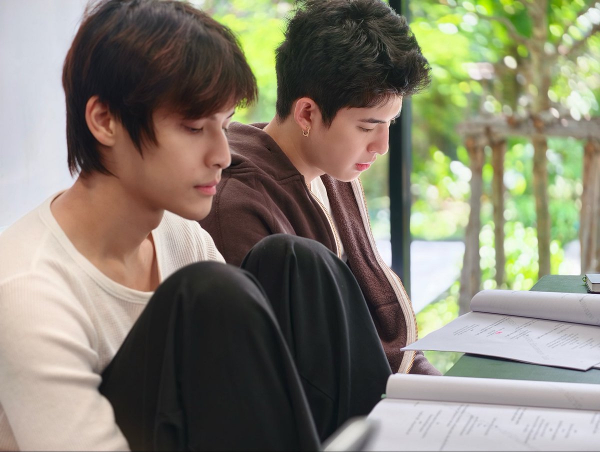 RoundOneSeries's tweet photo. READ THROUGH | ROUND ONE BEGINS!!
8.8.26 วันดีๆ ที่พวกเราได้มาอ่านบทกันแล้วครับ!! ฝากเป็นกำลังใจกันต่อให้กับนักแสดง ทีมงาน และผู้กำกับของ “Round One รักวนกับคนเดิม" ด้วยน้าาา 🥊📸

#RoundOneSeries #GMMTV
@Josswayar @gawincaskey @mmarkpkk @Tpkkrubs https://t.co/DNf7a8YNgW