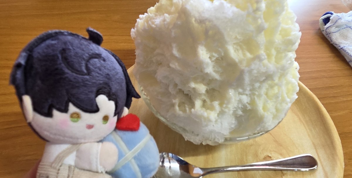 lcbhima's tweet photo. 来たよー、ミルク金時かき氷
石切丸『( *´艸`)(昆布は石切の商店街思い出すねぇ)』
三日月『( ⩌  ̫⩌  )︎(白玉ぜんざい♪)』
レイ先生美味しい？
レイ『中から現れる餡は格別だな。もう一口くれ』
美味しいけど溶けるの早い💦💦

#リュック本丸 https://t.co/EH3pV1k88d