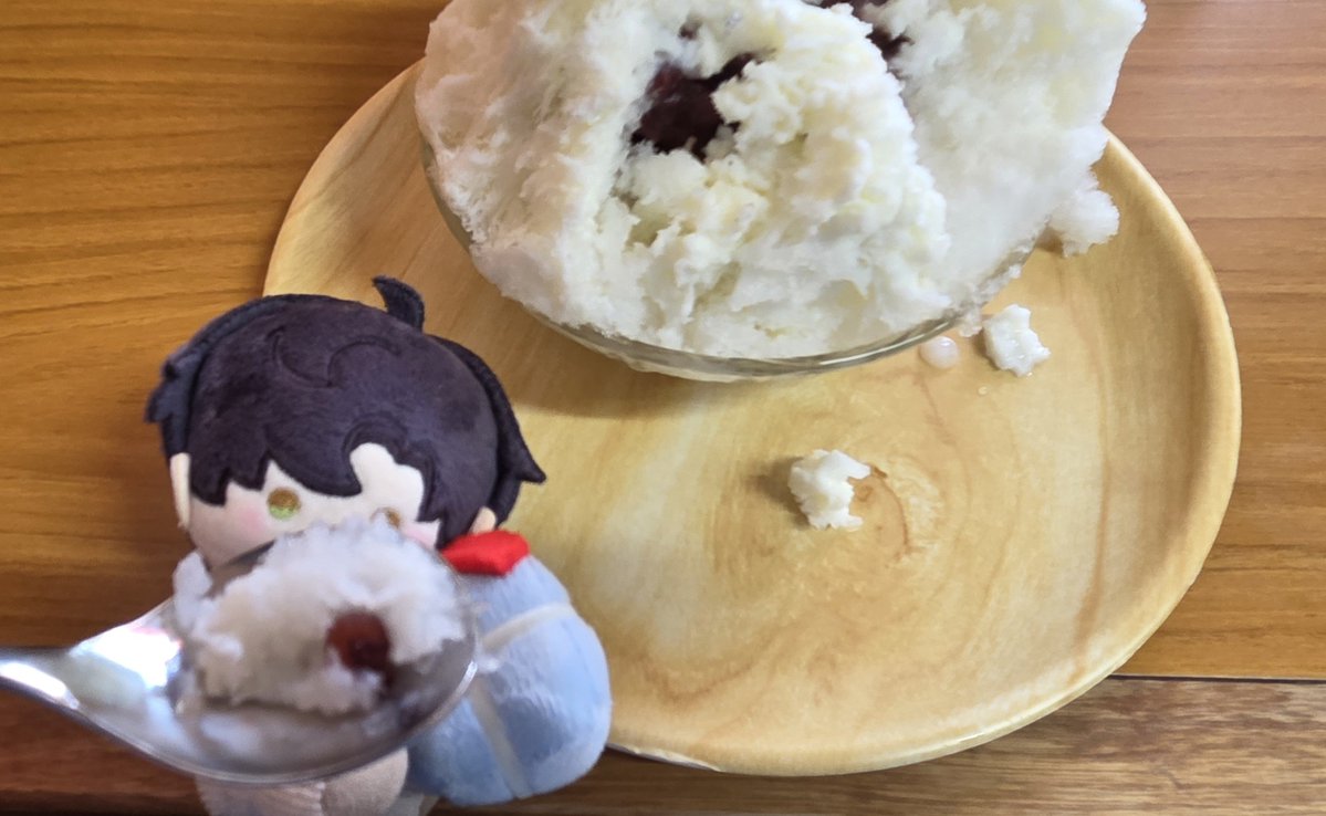 lcbhima's tweet photo. 来たよー、ミルク金時かき氷
石切丸『( *´艸`)(昆布は石切の商店街思い出すねぇ)』
三日月『( ⩌  ̫⩌  )︎(白玉ぜんざい♪)』
レイ先生美味しい？
レイ『中から現れる餡は格別だな。もう一口くれ』
美味しいけど溶けるの早い💦💦

#リュック本丸 https://t.co/EH3pV1k88d