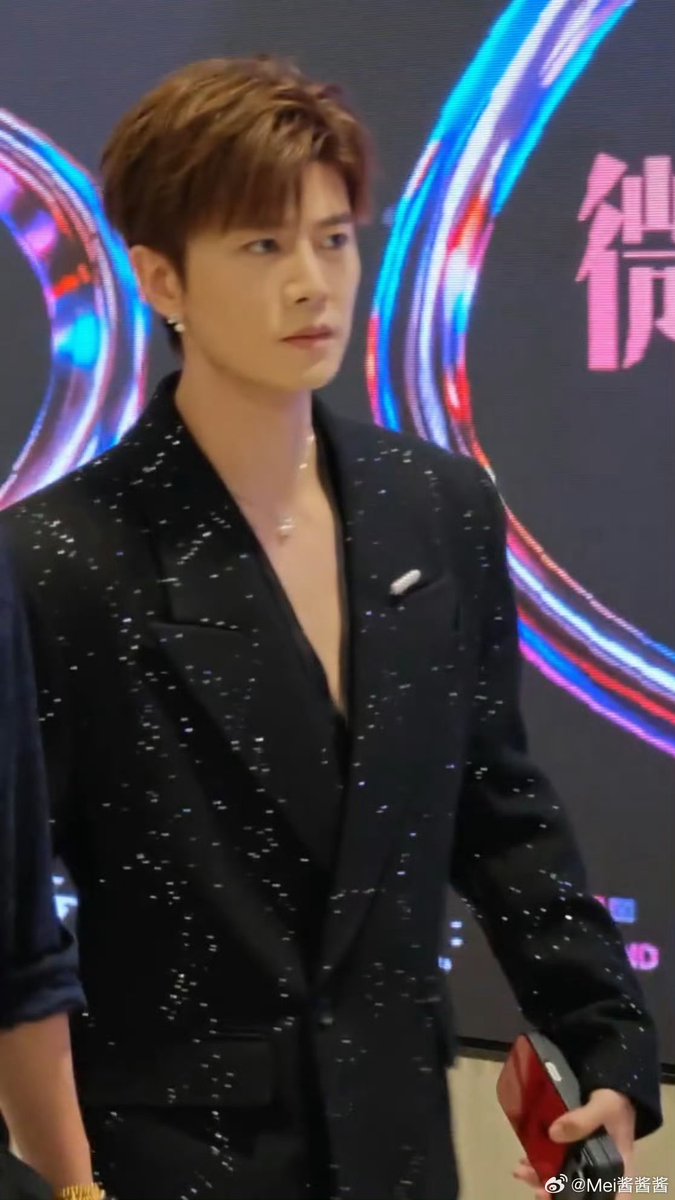 burapha_jj1980's tweet photo. ~    หล่อม๊าก รู้ป่ะ พ่อเป็นแก้วเป็นแสง เหมาะกับคอ V  ที้สุด  😍 https://t.co/M8EMmYTf1V