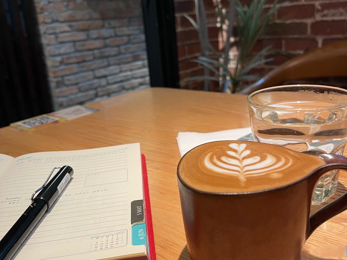 nasrijones1987's tweet photo. Just chilling with my iced coffee and a good playlist on this lazy Sunday  Pure bliss!， https://t.co/usBBvptiz6