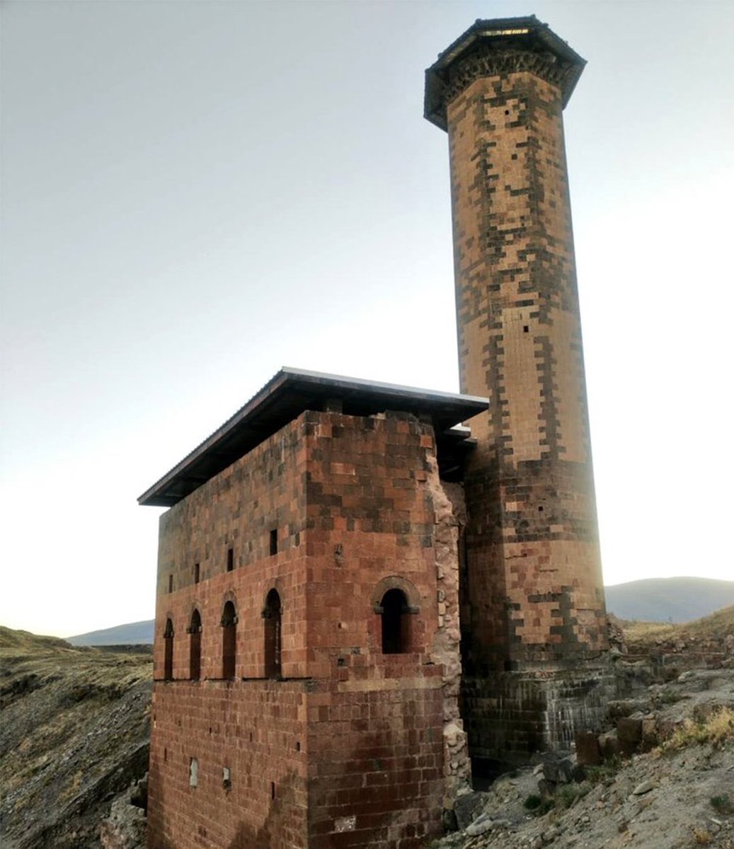 Yusufsaladin22's tweet photo. Kürtlerin inşa ettiği en eski camilerden birisi. Kars/Ani, Menuçehir Camisi.

Cami, Şeddadî Kürtleri'nin emiri, Şavur oğlu Menuçehir tarafından 1072 yılında yaptırılmıştır. Şeddadîler Kars ve çevresinde birçok mimari eser bırakmış önemli bir Kürt Hanedanı'dır.
Caminin kitabesinde şöyle yazar:

"bu cami ve minarenin inşası yüce emir Şucaü'd-Devle Ebu Şuca Minuçihir bin Şavur tarafından yaptırıldı"