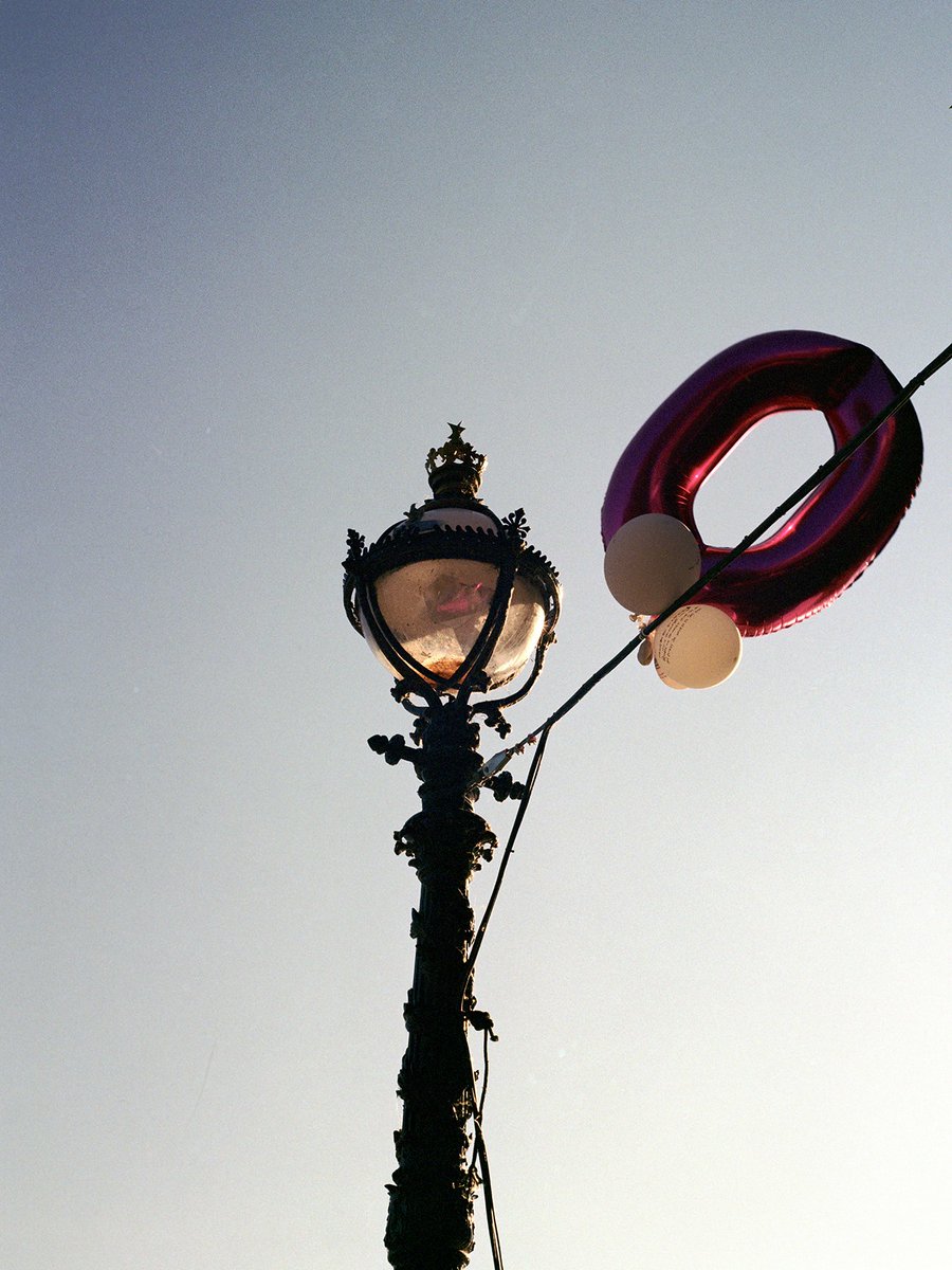 Darkside_photo_'s tweet photo. A pretty light balloon
.
📸Bronica etrs
🎞Kodak Gold 200
.
.
​Someone’s party ended 
.
.
#kodakgold #filmphotography #filmisnotdead #GoldenHour #analog https://t.co/axxHYrozCz