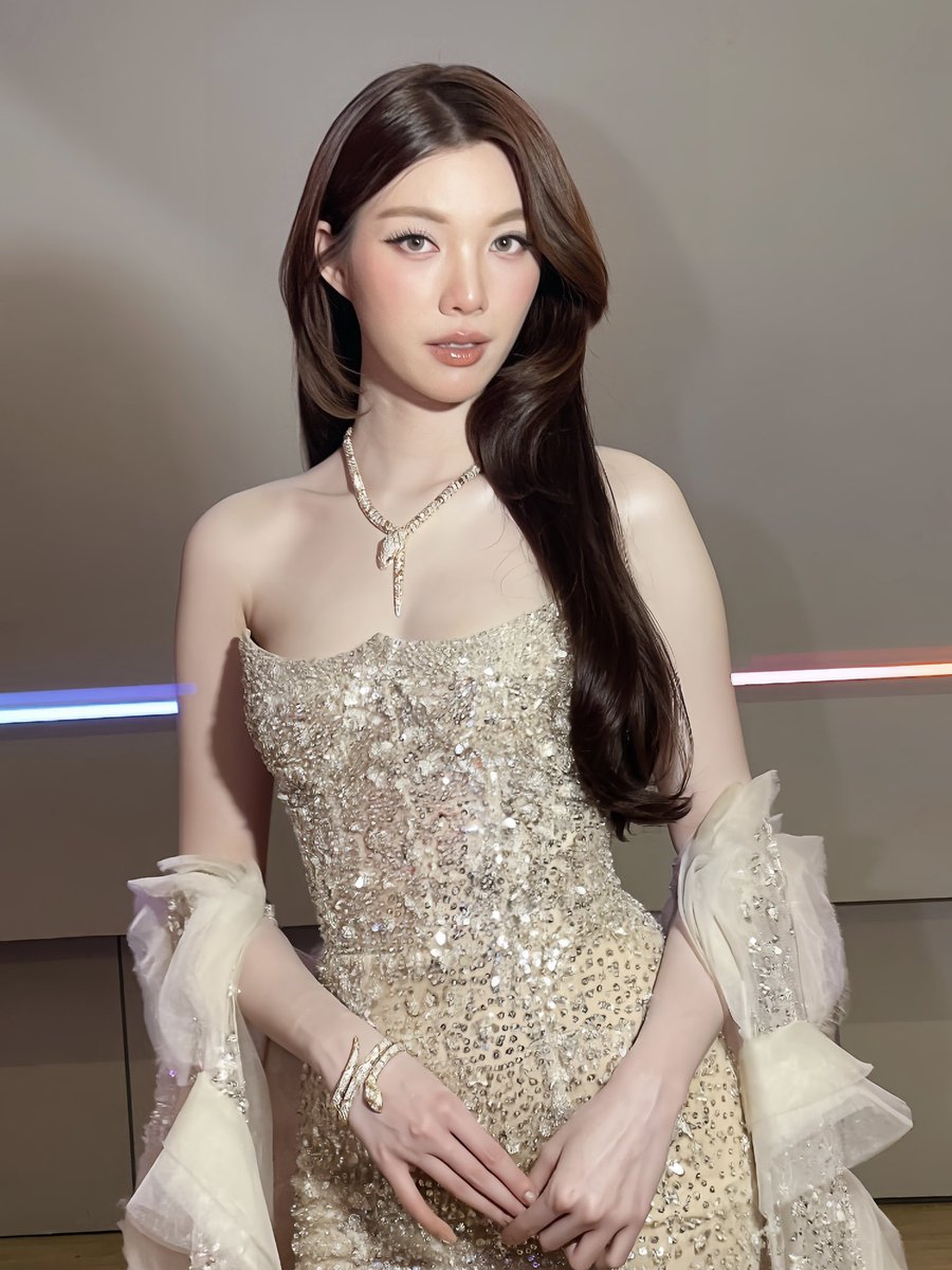 blueshitr_'s tweet photo. พี่คนสวย                              ไอ้เปี๊ยก https://t.co/vqaFEbU1CY