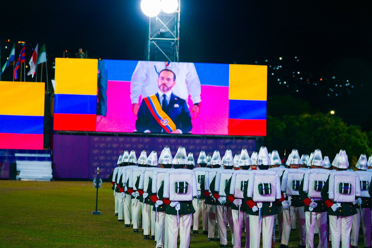 ESMIC_EJC's tweet photo. 📸 En imágenes que quedan para la historia.

Así vivimos una jornada de solemnidad, tradición y marcialidad durante la ceremonia de posesión del nuevo mandatario de los colombianos.

Nuestros oficiales, alféreces y cadetes acompañaron este momento histórico, reafirmando con disciplina y honor el compromiso de quienes tienen la misión de servir a Colombia.

#PatriaHonorLealtad