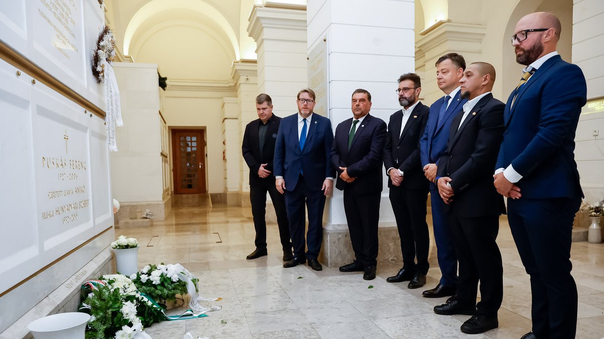 realmadrid's tweet photo. Homenaje a Puskas en Budapest.