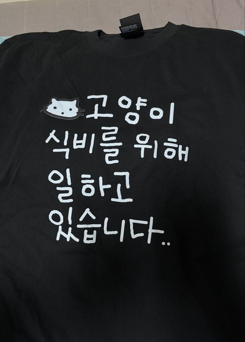 rivluv_33's tweet photo. 생각보다 옷이 너무 커서 담요로 써야할 것 같음
어깨 넓구나 나 몰랐어. https://t.co/n1Uw5Rgrva