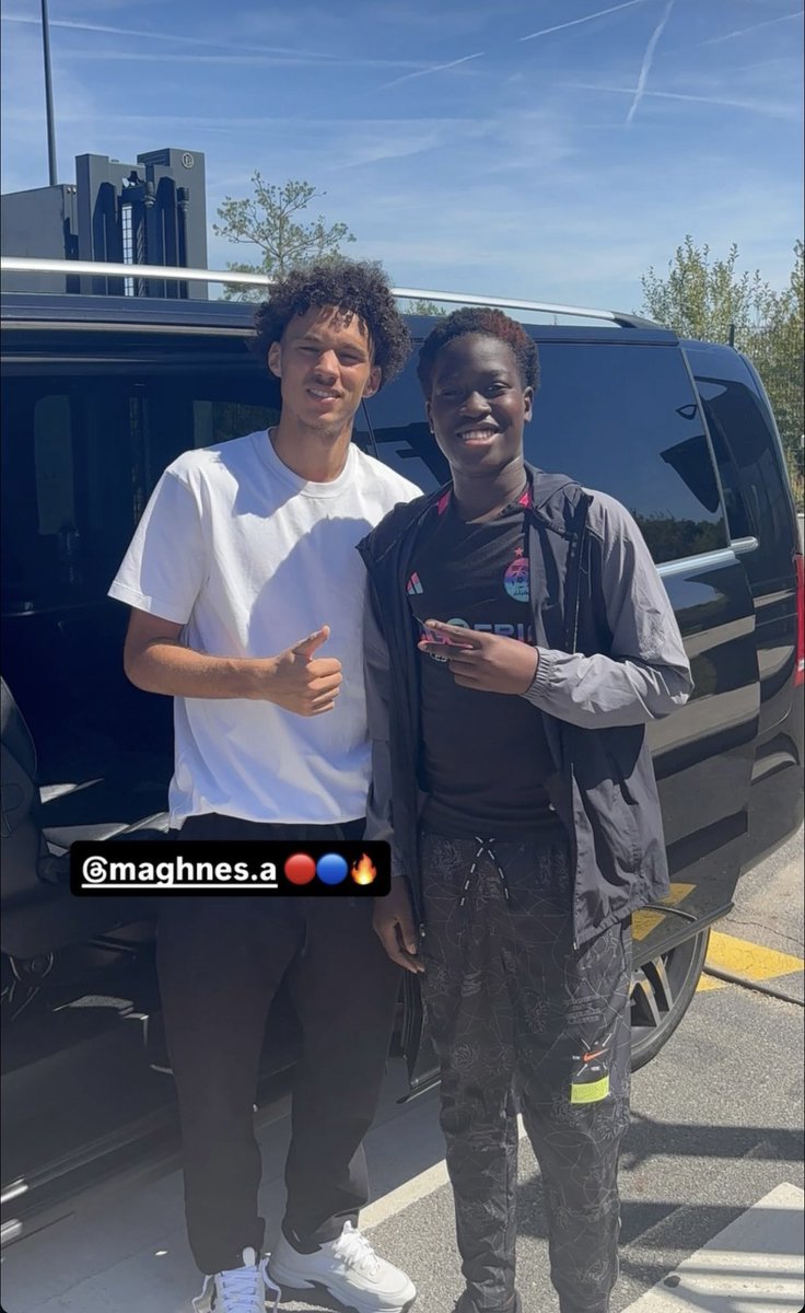 Julien_27LS's tweet photo. Akliouche s’est arrêté après l’entraînement pour faire des photos avec les fans ❤️💙 https://t.co/3uF8wnBzuS
