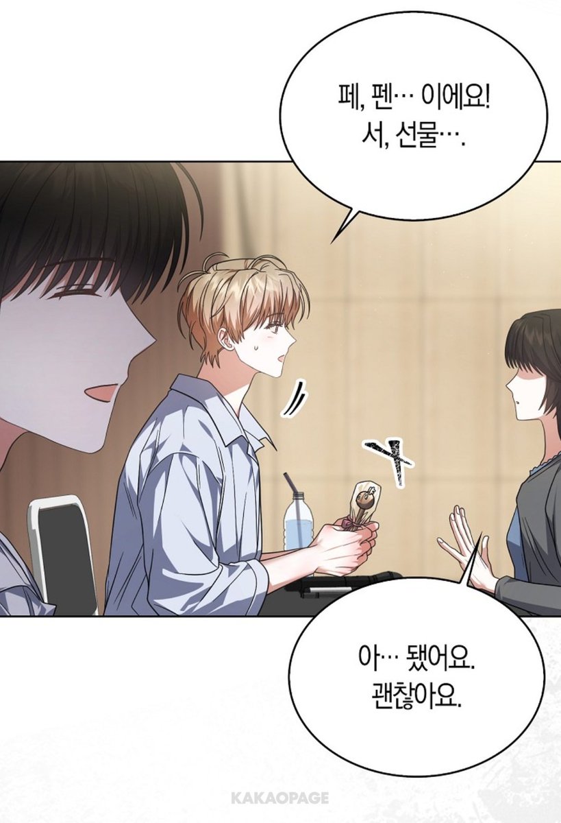 star_of_piece's tweet photo. 아현이 팬한테 선물 거절 당하고
손 떨리는 거 지금 봤어
아 진짜 가슴 박박 찢어짐 https://t.co/nebcB7ndpR