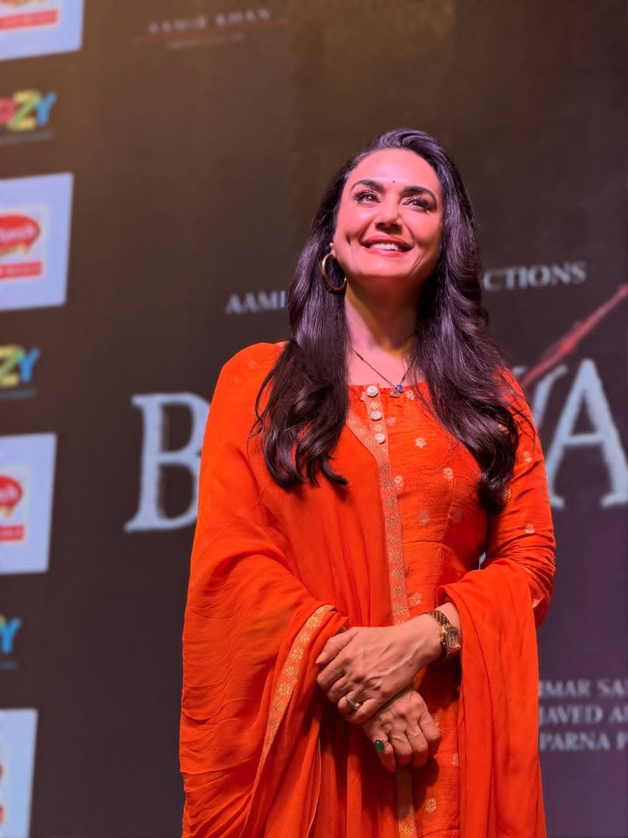 celeblife360's tweet photo. Radiating vibrant warmth and timeless charm in orange—her iconic smile effortlessly lights up every room! 🧡✨
#PreityZinta #EthnicGrace #DimpleQueen https://t.co/M0MesfAUtv