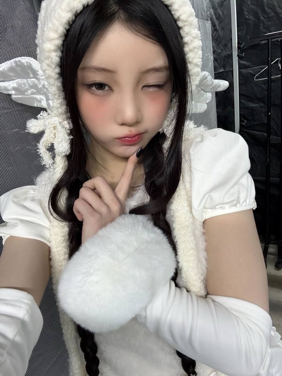 jjbapill's tweet photo. describing myself with kpop idols 

- age (2007)
- height (158cm)
- zodiac sign (aries)
- mbti (infp/isfp?) https://t.co/uFX2Y16QOt