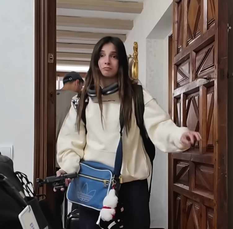 98sangie's tweet photo. cómo la miraba angie a brisa porq se iba 🤧🤧 https://t.co/XSUhfM1lDb