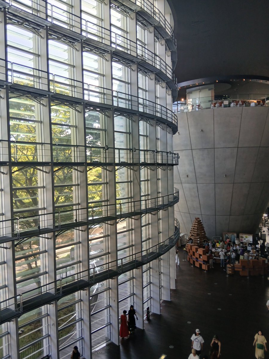 kawara753's tweet photo. ピカソ展を見に新国立美術館へ。

本物のピカソを見れたのが良かった。すごいのは知ってたけど、実物を見るまでは確信出来なかった（若干のうさんくささすら感じていたが）しかし、あのキュビズムの変な顔に感動するとは。

若書きから追って展示されているので、色んなスタイルで描いた軌跡が分かり https://t.co/rWuTlP3w0e
