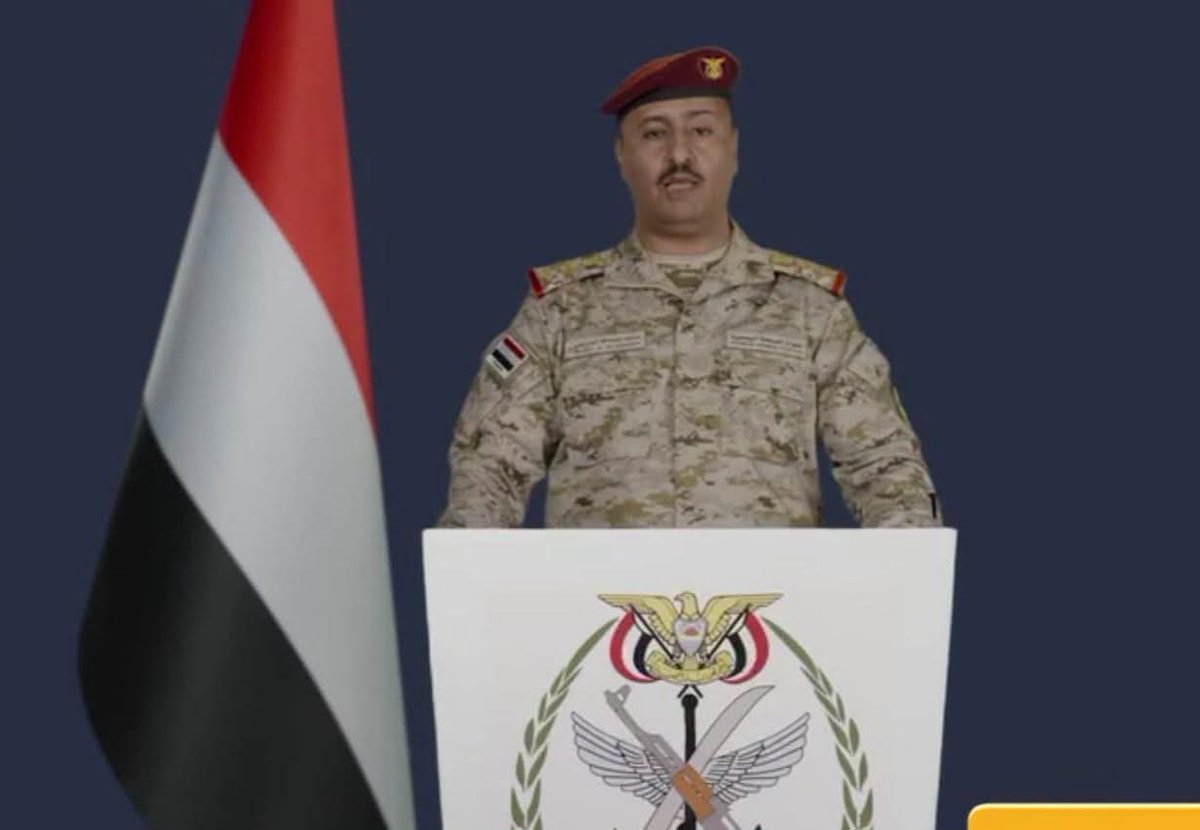 benlaghbar's tweet photo. الظهور الهزيل لمن أطلقوا عليه (ناطق القوات اليمنية) ليس مجرد فشل إعلامي وعسكري بل صورة مصغرة ومكتملة للسلطة التي يمثلها سلطة بلا هيبة ولا شرف وجيش بلا إنجاز وخطاب يحاول تعويض الهزيمة بالصوت والصورة ليفشل فشلا مخزيا 

لا لغة عسكرية، لا حضور، لا هيبة، لا معلومات، ولا حتى إخراج محترم للمشهد.

حتى التقليد فشلوا فيه!
أرادوا تقليد  ناطق الحوثيين بشكل غبي ومثير للسخرية  فوضعوا أنفسهم طوعا في مقارنة محرجة يتفوق فيها خصمهم عليهم باكتساح من حيث الحضور والإعداد والمعلومات والتأثير والشخصية 

ثم يأتي البيان الهزيل : نفذت قواتنا عملية في الهواء»!
أين؟ كيف؟ ضد ماذا؟ وما النتائج؟
لا شيء.
لسبب بسيط وهو أنه لا توجد   عملية يمكن الحديث عنها وإنما بيان يبحث عن عملية وناطق يبحث عن جيش وسلطة مرتهنة لا تملك نفسها وتبحث منذ سنوات عن إنجاز واحد يبرر كل هذه الضوضاء 

ناطق مغترب لسلطة مغتربة يتحدث باسم قوات قضت سنوات تتلقى الأموال وتصدر البيانات بينما عجزت عن تغيير متر واحد في جبهاتها.
لقد أرادوا صناعة «ناطق حرب» فصنعوا مادة للسخرية حتى بين أنصارهم 

وهذه ليست مشكلة شخص ظهر أمام الكاميرا
إنها مشكلة منظومة كاملة
عندما تكون السلطة مُستأجرة وفاشلة ومهزومة وفاقدة للهيبة فإن فشلها يظهر في كل شيء.. حتى عندما تحاول التظاهر بالقوة.

#صلاح_بن_لغبر