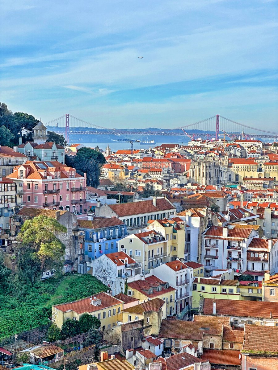 QueenaCockjpda's tweet photo. Sipping strong espresso while watching the sun dip below the Mediterranean in Lisbon—this 2-day spontaneous trip just fixed my winter blues ， https://t.co/NBJ6tqBN2l
