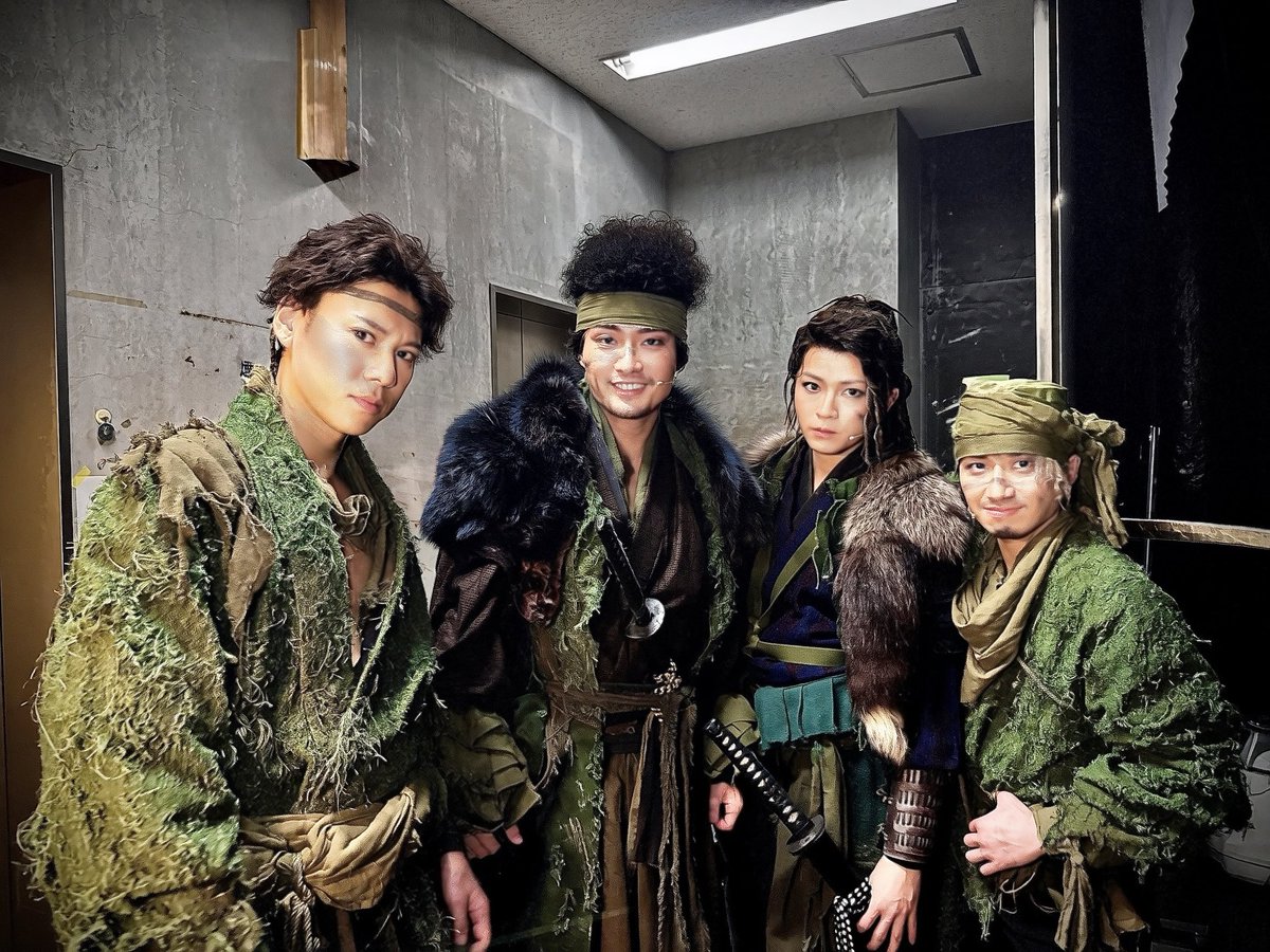 isedai0515's tweet photo. 『HiGH&amp;LOW THE 戦国 外伝』
大阪2日目終わり！
班目一派の4人で⛰️⚔️
めちゃくちゃ魅力的な兄弟一緒の時間もあと少しか。。。☺️
最後まで暴れます！

#HiGH_LOW
#ザ戦外伝 https://t.co/ZDIRRZmRvK