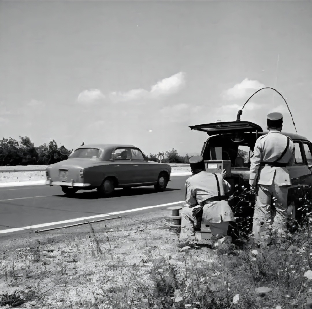 culture2301's tweet photo. #HereForCulture 🎈#Digital_Library
Bon jour ☕️ 🥐 🍑 bon Week-end ou bonnes Vacances 🎒🧳
Nationale 7, au sud de Montélimar 1960
Photo de Jacques Donner https://t.co/pVSg1NWKz8