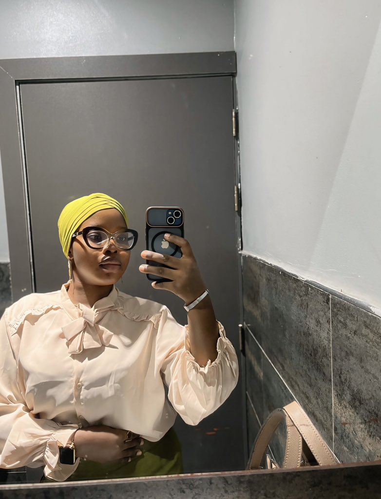 HeyGaniyat's tweet photo. Just a girl showing up, connecting, and making room for new possibilities. 🤍🤎 https://t.co/P3H9DLs2B1