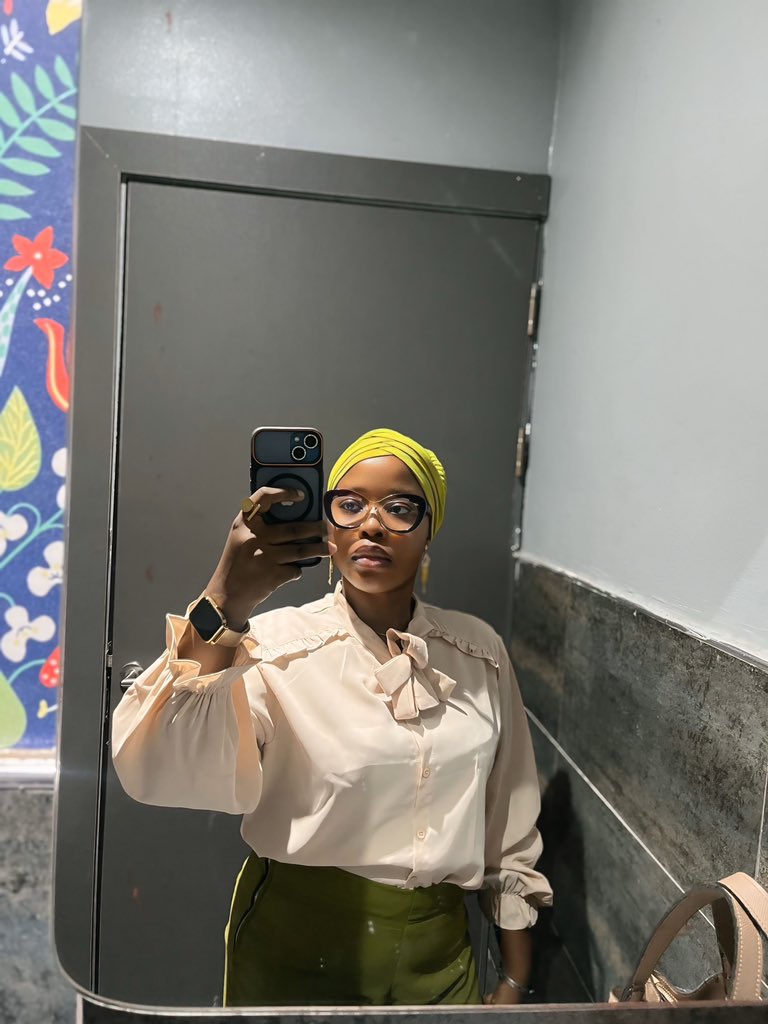 HeyGaniyat's tweet photo. Just a girl showing up, connecting, and making room for new possibilities. 🤍🤎 https://t.co/P3H9DLs2B1