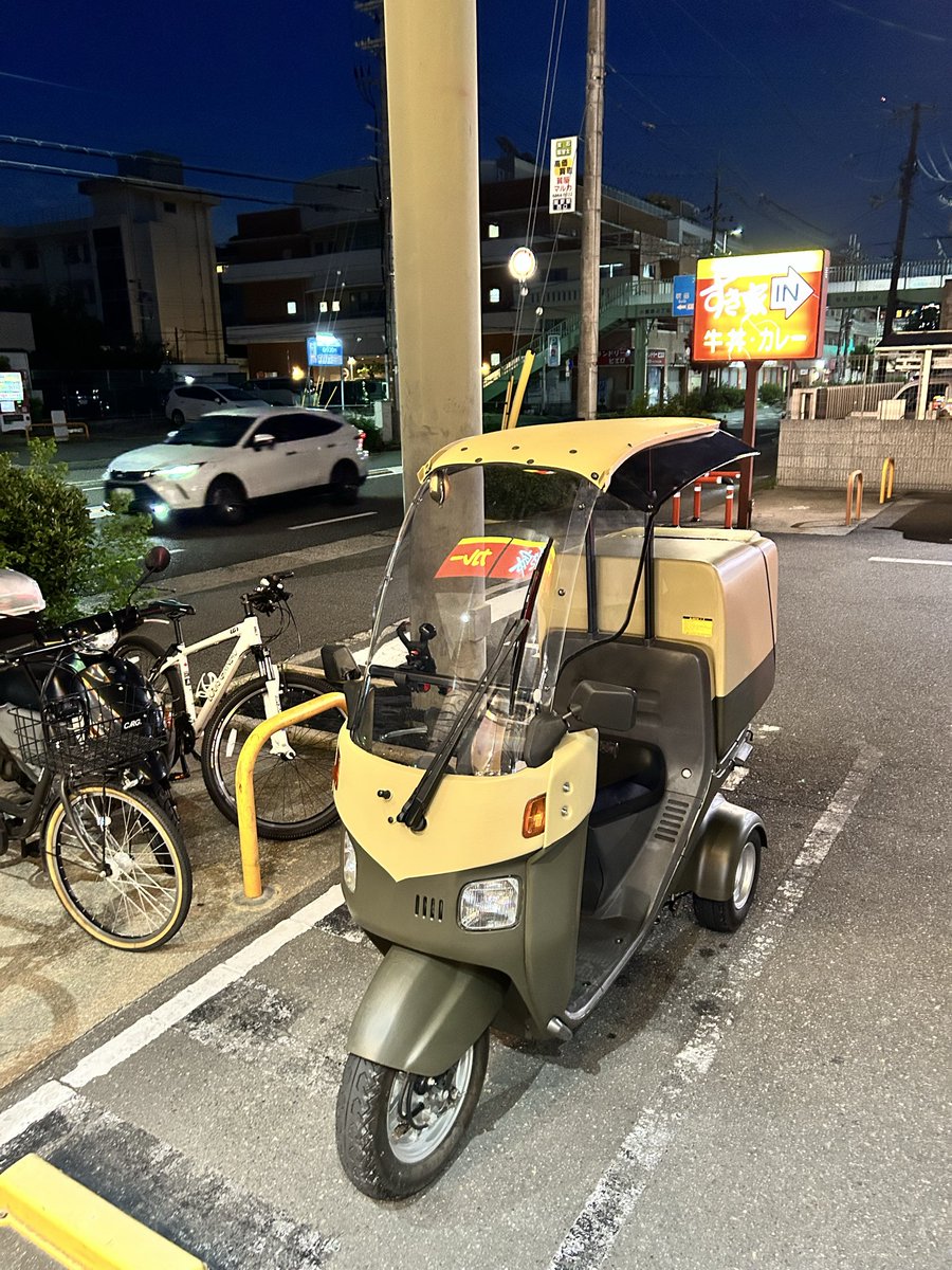 reo_tera's tweet photo. 塗装は疲れたけど、もうUberとは呼ばせない！
おつかいを快く受けられるようになった今日この頃
#ジャイロキャノピー https://t.co/dH2DXFc4Fb