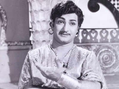 HanuNews's tweet photo. హీరో లు వస్తా ఉంటారు, నాయకులు వస్తా ఉంటారు..కానీ.. ఈ తెలుగు నేల ఉన్నంత కాలం.. హీరో, నాయకుడు అంటే #NTR... 💪 ఎవరెన్ని చేసినా, ఇసుమంత ఖ్యాతి కూడా తగ్గదు. ✊తెలుగు కళామతల్లి ముద్దు బిడ్డ. 
తెలుగు ప్రజల ఆరాధ్య దైవం. #AnnaGaru ❤️ https://t.co/qpQH3gVlCi