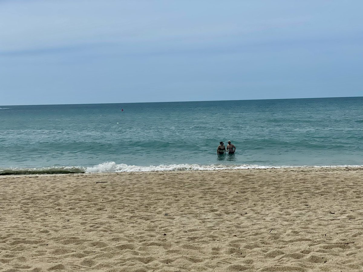 DeliCompass's tweet photo. Handy weg, Blick aufs Wasser, Meeresrauschen hören. Der beste digitale Detox! Der Deli-Kompass zeigt im Urlaub nur eine Richtung: Offline sein und den Moment genießen. 🧭🌴 Habt alle ein paar entspannte Tage! 👇 #Offline #Sommer“ https://t.co/yJ2RlKOLf7