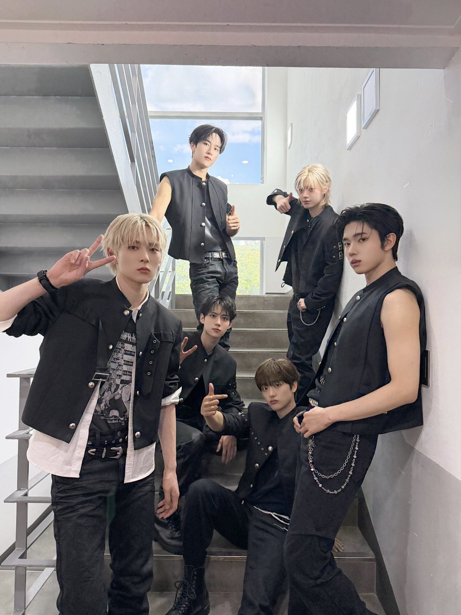 LUN8_official's tweet photo. [📸] 260808 2026 LUN8 FANCON [OFF-ZONE] 

#루네이트 #LUN8 #러베이트 #LUV8
#OFF_ZONE #오프존 https://t.co/PgErTT4ANH