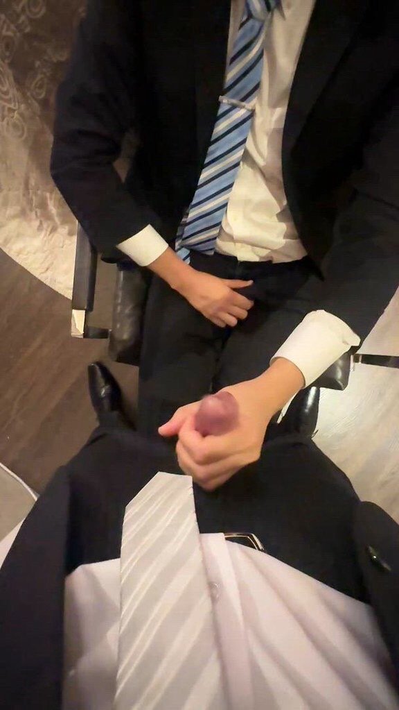 Hank64716365's tweet photo. 跟西裝男的西裝約會淫行 😈 https://t.co/YXKvz2clWK