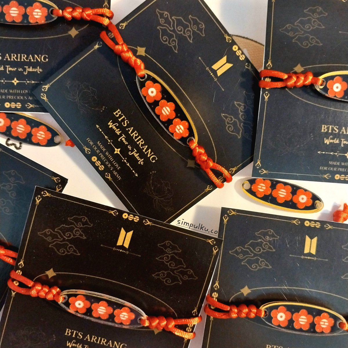 march__sunset's tweet photo. kalo freebies buat day 1 dan day 2 konser BTS ARIRANG JKT cuma gelang tali satin begini kira-kira terlalu sederhana ga ya? ada yang mau nerima ga? hehe ga aku siapin banyak karena dari luar provinsi jadinya nyari yang compact biar ga makan tempat di koper barang bawaan 🫠💜💗✨️ https://t.co/YuGo6L5vr1